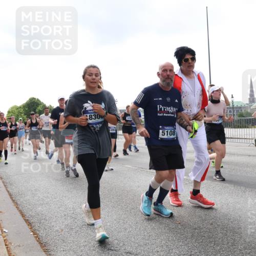 29.06.2025 - hella hamburg halbmarathon Lena Gebhardt http://msf.ph/oto/8247121 29.06.2025 10:45:31 Lombardsbrücke 1033, 1060, 1085, 1104, 1685, 1713, 1798, 1983, 2008, 2216, 2217, 2522, 2550, 2657, 2664, 2917, 2965, 2973, 3160, 3164, 3357, 3377, 3879, 3993, 4099, 4102, 4186, 4224, 4306, 4337, 4388, 4504, 4820, 4851, 5044, 5099, 5108, 5190, 5339, 5635, 5636, 5949, 6133, 6150, 6509, 6623, 6763, 6788, 6911, 6922, 6980, 7283, 7530, 7541, 7699, 7859, 7912, 8594, 8605, 8745, 8762, 9620, 10030, 10182, 10225, 10327, 10329, 11314, 12198, 12332, 12334 meine-sportfotos.de