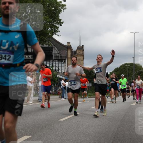 29.06.2025 - hella hamburg halbmarathon Yannick Fuchs http://msf.ph/oto/8247167 29.06.2025 10:47:46 20KM 1030, 1151, 1267, 1422, 1502, 1727, 1870, 2058, 2070, 2354, 2518, 2630, 3096, 3819, 5020, 5259, 5638, 5866, 6294, 6374, 6481, 6511, 6512, 6629, 6762, 6942, 7274, 7395, 7918, 8285, 8335, 8394, 8447, 9380, 9791, 9922, 10891, 11068, 11430, 11844, 12321, 12379, 12607, 12632, 12909, 13032, 13033, 13397, 13794, 13865, 13912, 13997, 14702, 15146, 15441, 15502, 15838, 15856, 15946, 16477, 16780, 17348, 17482, 18143, 18308, 18418, 18487, 18514, 18612 meine-sportfotos.de