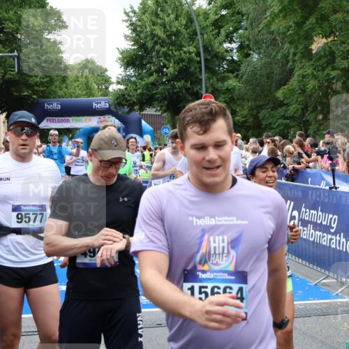 29.06.2025 - hella hamburg halbmarathon Zöllner http://msf.ph/oto/8247180 29.06.2025 10:57:24 Ziel 2417, 2676, 5926, 6272, 8585, 9450, 9727, 9934, 10383, 12014, 12590, 13664, 15229, 16625, 16830, 17160, 17779, 17848 meine-sportfotos.de