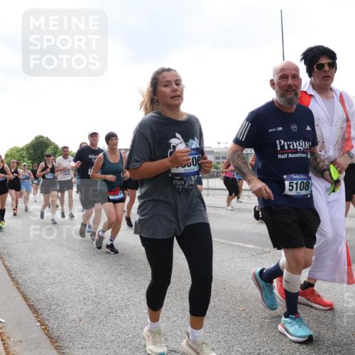 29.06.2025 - hella hamburg halbmarathon Lena Gebhardt http://msf.ph/oto/8247193 29.06.2025 10:45:31 Lombardsbrücke 1033, 1060, 1085, 1104, 1685, 1713, 1798, 1983, 2008, 2216, 2217, 2522, 2550, 2657, 2664, 2917, 2965, 2973, 3160, 3164, 3357, 3377, 3879, 3993, 4099, 4102, 4186, 4224, 4306, 4337, 4388, 4504, 4820, 4851, 5044, 5099, 5108, 5190, 5339, 5635, 5636, 5949, 6133, 6150, 6509, 6623, 6763, 6788, 6911, 6922, 6980, 7283, 7530, 7541, 7699, 7859, 7912, 8594, 8605, 8745, 8762, 9620, 10030, 10182, 10225, 10327, 10329, 11314, 12198, 12332, 12334 meine-sportfotos.de