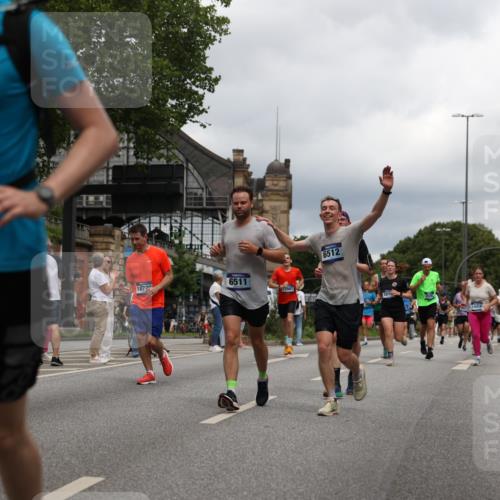 29.06.2025 - hella hamburg halbmarathon Yannick Fuchs http://msf.ph/oto/8247219 29.06.2025 10:47:46 20KM 1030, 1151, 1267, 1422, 1502, 1727, 1870, 2058, 2070, 2354, 2518, 2630, 3096, 3819, 5020, 5259, 5638, 5866, 6294, 6374, 6481, 6511, 6512, 6629, 6762, 6942, 7274, 7395, 7918, 8285, 8335, 8394, 8447, 9380, 9791, 9922, 10891, 11068, 11430, 11844, 12321, 12379, 12607, 12632, 12909, 13032, 13033, 13397, 13794, 13865, 13912, 13997, 14702, 15146, 15441, 15502, 15838, 15856, 15946, 16477, 16780, 17348, 17482, 18143, 18308, 18418, 18487, 18514, 18612 meine-sportfotos.de
