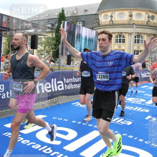 29.06.2025 - hella hamburg halbmarathon Michael Strokosch http://msf.ph/oto/8247230 29.06.2025 10:49:32 Ziel 1342, 1476, 2592, 2596, 2878, 8437, 8689, 8813, 11339, 11340, 11779, 12094, 12670, 13233, 13269, 14838, 15784, 15857, 15894, 15966, 16114, 16592, 16891, 18476, 18887, 18960 meine-sportfotos.de