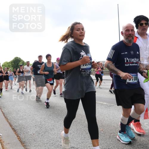 29.06.2025 - hella hamburg halbmarathon Lena Gebhardt http://msf.ph/oto/8247235 29.06.2025 10:45:31 Lombardsbrücke 1033, 1060, 1085, 1104, 1685, 1713, 1798, 1983, 2008, 2216, 2217, 2522, 2550, 2657, 2664, 2917, 2965, 2973, 3160, 3164, 3357, 3377, 3879, 3993, 4099, 4102, 4186, 4224, 4306, 4337, 4388, 4504, 4820, 4851, 5044, 5099, 5108, 5190, 5339, 5635, 5636, 5949, 6133, 6150, 6509, 6623, 6763, 6788, 6911, 6922, 6980, 7283, 7530, 7541, 7699, 7859, 7912, 8594, 8605, 8745, 8762, 9620, 10030, 10182, 10225, 10327, 10329, 11314, 12198, 12332, 12334 meine-sportfotos.de