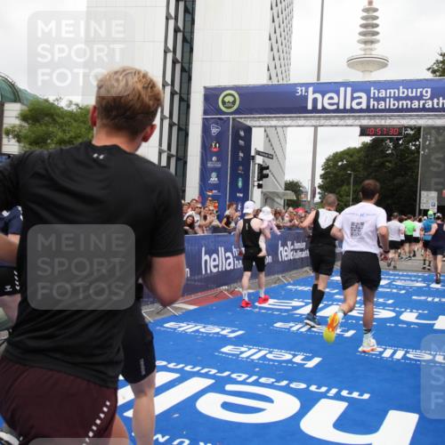 29.06.2025 - hella hamburg halbmarathon Michael Strokosch http://msf.ph/oto/8247251 29.06.2025 10:57:28 Ziel 3435, 5926, 6272, 6281, 6302, 8393, 9450, 9727, 12014, 12590, 13394, 13664, 15695, 16093, 16625, 16830, 17160, 17758, 17828 meine-sportfotos.de