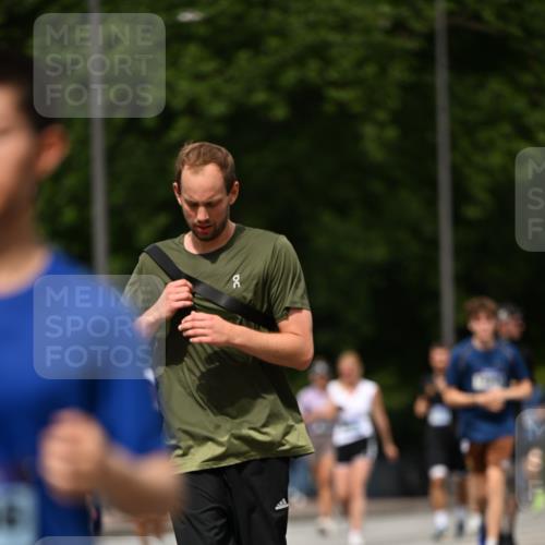 29.06.2025 - hella hamburg halbmarathon Dr. Thomas Lammeyer http://msf.ph/oto/8247264 29.06.2025 10:34:44 Kennedybrücke 1773, 2097, 2302, 2505, 2569, 3131, 6556, 6620, 7071, 7351, 7517, 8792, 9095, 9576, 9830, 9937, 10322, 10989, 10996 meine-sportfotos.de