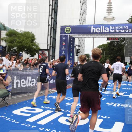 29.06.2025 - hella hamburg halbmarathon Michael Strokosch http://msf.ph/oto/8247275 29.06.2025 10:57:29 Ziel 3435, 5926, 6272, 6281, 6302, 8393, 9450, 9727, 12144, 12590, 13394, 13664, 15695, 16093, 16830, 17160, 17758, 17828 meine-sportfotos.de