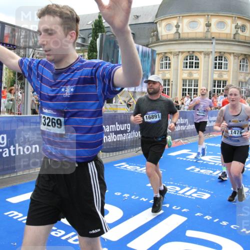 29.06.2025 - hella hamburg halbmarathon Michael Strokosch http://msf.ph/oto/8247284 29.06.2025 10:49:33 Ziel 1342, 1476, 2516, 2592, 2596, 2878, 2889, 5705, 8437, 8689, 8813, 11339, 11340, 11779, 12094, 12670, 13233, 13269, 14562, 14838, 15784, 15857, 15894, 15966, 16114, 16592, 16738, 16891, 18476, 18887, 18960 meine-sportfotos.de