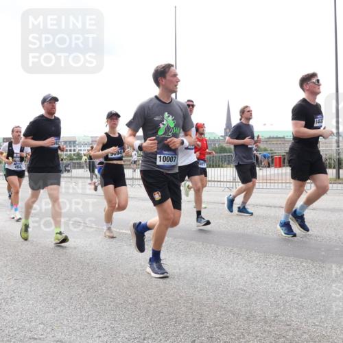 29.06.2025 - hella hamburg halbmarathon Lena Gebhardt http://msf.ph/oto/8247287 29.06.2025 10:34:02 Lombardsbrücke 1189, 1275, 1417, 1672, 1705, 1787, 1896, 2265, 2342, 2464, 2482, 2496, 2526, 2776, 2801, 2933, 3145, 3170, 3264, 3340, 3345, 3560, 3829, 3848, 4361, 4433, 4449, 4479, 4696, 4807, 4824, 4826, 4942, 5075, 5096, 5141, 5557, 5561, 5566, 5569, 5584, 5691, 5821, 5822, 5887, 6105, 6109, 6364, 6515, 6516, 6854, 6956, 7027, 7324, 7329, 7565, 7653, 8021, 8157, 8202, 8277, 8282, 8349, 8375, 8377, 8383, 8401, 8965, 9094, 9234, 9438, 9799, 9875, 9995, 10007, 10071, 10360, 10561, 11811 meine-sportfotos.de