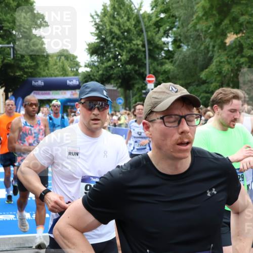 29.06.2025 - hella hamburg halbmarathon Zöllner http://msf.ph/oto/8247297 29.06.2025 10:57:26 Ziel 2417, 5926, 6272, 6281, 6302, 9450, 9727, 9934, 12014, 12590, 13394, 13664, 15695, 16625, 16830, 17160, 17779, 17828 meine-sportfotos.de