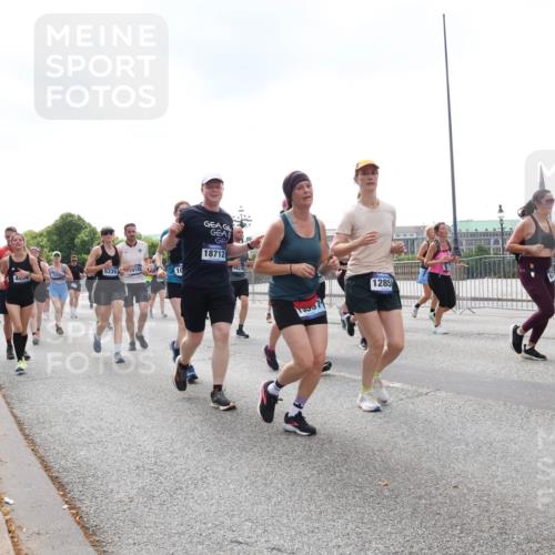 29.06.2025 - hella hamburg halbmarathon Lena Gebhardt http://msf.ph/oto/8247312 29.06.2025 10:45:32 Lombardsbrücke 1033, 1060, 1085, 1104, 1685, 1713, 1798, 1854, 1983, 2008, 2216, 2217, 2522, 2550, 2657, 2664, 2917, 2965, 2973, 3160, 3164, 3357, 3377, 3879, 3993, 4099, 4102, 4186, 4224, 4306, 4317, 4337, 4388, 4504, 4820, 4851, 5044, 5099, 5108, 5190, 5339, 5635, 5636, 5949, 6133, 6150, 6509, 6623, 6763, 6788, 6911, 6922, 6980, 7268, 7283, 7530, 7541, 7699, 7859, 7912, 8594, 8605, 8745, 8762, 9620, 10030, 10182, 10225, 10327, 10329, 11314, 12332, 12334 meine-sportfotos.de