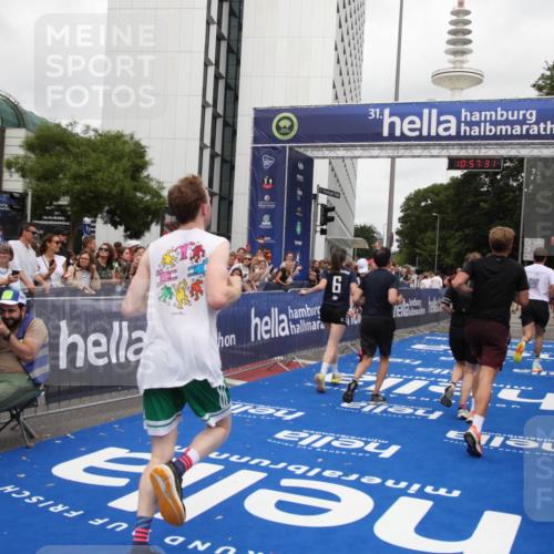29.06.2025 - hella hamburg halbmarathon Michael Strokosch http://msf.ph/oto/8247320 29.06.2025 10:57:30 Ziel 3435, 5926, 6272, 6281, 6302, 8393, 9727, 12144, 13394, 13664, 15695, 16093, 16830, 17160, 17758, 17828 meine-sportfotos.de
