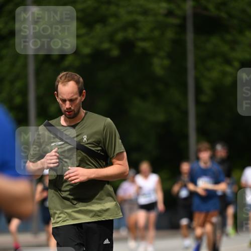 29.06.2025 - hella hamburg halbmarathon Dr. Thomas Lammeyer http://msf.ph/oto/8247335 29.06.2025 10:34:44 Kennedybrücke 1773, 2097, 2302, 2505, 2569, 3131, 6556, 6620, 7071, 7351, 7517, 8792, 9095, 9576, 9830, 9937, 10322, 10989, 10996 meine-sportfotos.de