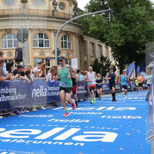 29.06.2025 - hella hamburg halbmarathon Strokosch-Dieckow http://msf.ph/oto/8247336 29.06.2025 10:39:07 Ziel 1164, 1445, 1803, 2262, 3282, 4359, 4759, 5752, 6686, 6687, 11305, 11619, 12137, 13729, 14311, 15556, 16656, 16820, 17668, 18149, 18547, 18734, 19151 meine-sportfotos.de