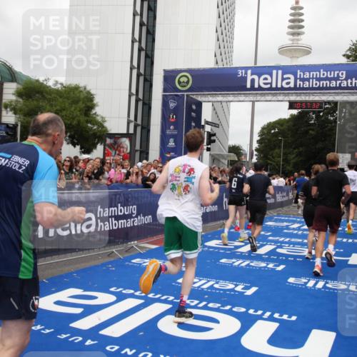 29.06.2025 - hella hamburg halbmarathon Michael Strokosch http://msf.ph/oto/8247338 29.06.2025 10:57:30 Ziel 3435, 5926, 6272, 6281, 6302, 8393, 9727, 12144, 13394, 13664, 15695, 16093, 16830, 17160, 17758, 17828 meine-sportfotos.de