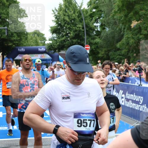 29.06.2025 - hella hamburg halbmarathon Zöllner http://msf.ph/oto/8247375 29.06.2025 10:57:26 Ziel 2417, 5926, 6272, 6281, 6302, 9450, 9727, 9934, 12014, 12590, 13394, 13664, 15695, 16625, 16830, 17160, 17779, 17828 meine-sportfotos.de