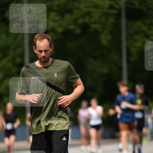 29.06.2025 - hella hamburg halbmarathon Dr. Thomas Lammeyer http://msf.ph/oto/8247407 29.06.2025 10:34:44 Kennedybrücke 1773, 2097, 2302, 2505, 2569, 3131, 6556, 6620, 7071, 7351, 7517, 8792, 9095, 9576, 9830, 9937, 10322, 10989, 10996 meine-sportfotos.de
