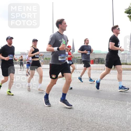 29.06.2025 - hella hamburg halbmarathon Lena Gebhardt http://msf.ph/oto/8247434 29.06.2025 10:34:02 Lombardsbrücke 1189, 1275, 1417, 1672, 1705, 1787, 1896, 2265, 2342, 2464, 2482, 2496, 2526, 2776, 2801, 2933, 3145, 3170, 3264, 3340, 3345, 3560, 3829, 3848, 4361, 4433, 4449, 4479, 4696, 4807, 4824, 4826, 4942, 5075, 5096, 5141, 5557, 5561, 5566, 5569, 5584, 5691, 5821, 5822, 5887, 6105, 6109, 6364, 6515, 6516, 6854, 6956, 7027, 7324, 7329, 7565, 7653, 8021, 8157, 8202, 8277, 8282, 8349, 8375, 8377, 8383, 8401, 8965, 9094, 9234, 9438, 9799, 9875, 9995, 10007, 10071, 10360, 10561, 11811 meine-sportfotos.de