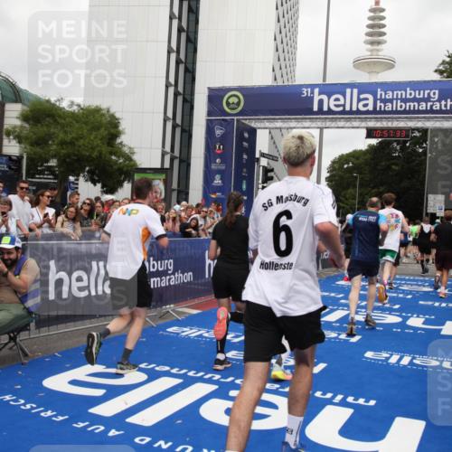 29.06.2025 - hella hamburg halbmarathon Michael Strokosch http://msf.ph/oto/8247447 29.06.2025 10:57:32 Ziel 3435, 5015, 5134, 5728, 6281, 6302, 8393, 9727, 12144, 13245, 13394, 15695, 16093, 16830, 17160, 17758, 17828 meine-sportfotos.de