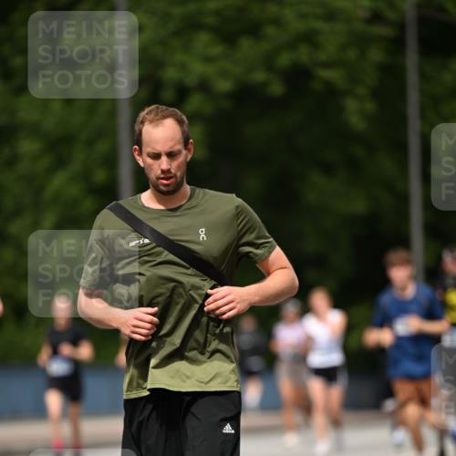 29.06.2025 - hella hamburg halbmarathon Dr. Thomas Lammeyer http://msf.ph/oto/8247475 29.06.2025 10:34:44 Kennedybrücke 1773, 2097, 2302, 2505, 2569, 3131, 6556, 6620, 7071, 7351, 7517, 8792, 9095, 9576, 9830, 9937, 10322, 10989, 10996 meine-sportfotos.de