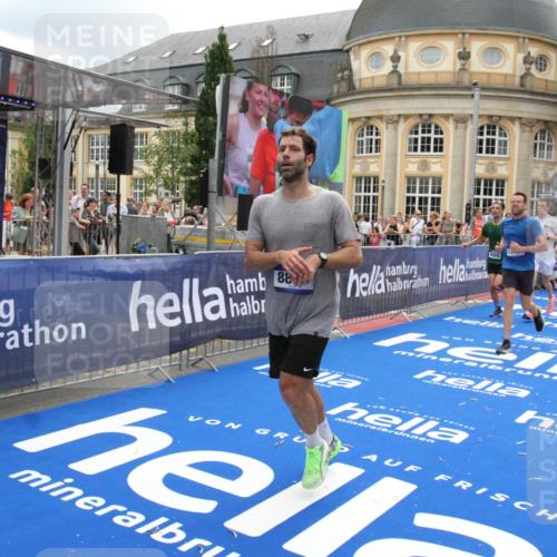 29.06.2025 - hella hamburg halbmarathon Michael Strokosch http://msf.ph/oto/8247477 29.06.2025 10:49:35 Ziel 1476, 2516, 2592, 2596, 2878, 2889, 5705, 8437, 8689, 8813, 9038, 9649, 11339, 11340, 11679, 12094, 13233, 13269, 14562, 15392, 15857, 16114, 16592, 16738, 16891, 17001, 18476, 18887, 18960 meine-sportfotos.de