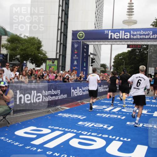 29.06.2025 - hella hamburg halbmarathon Michael Strokosch http://msf.ph/oto/8247495 29.06.2025 10:57:33 Ziel 2236, 3435, 4502, 5015, 5134, 5728, 6281, 6302, 8393, 9727, 12144, 13245, 13394, 15695, 16093, 16830, 17160, 17758, 17828 meine-sportfotos.de
