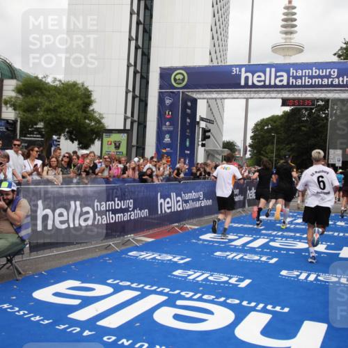 29.06.2025 - hella hamburg halbmarathon Michael Strokosch http://msf.ph/oto/8247517 29.06.2025 10:57:34 Ziel 2236, 3435, 4502, 5015, 5134, 5728, 6281, 6302, 8393, 9727, 12144, 13245, 13394, 15695, 16093, 17758, 17828 meine-sportfotos.de