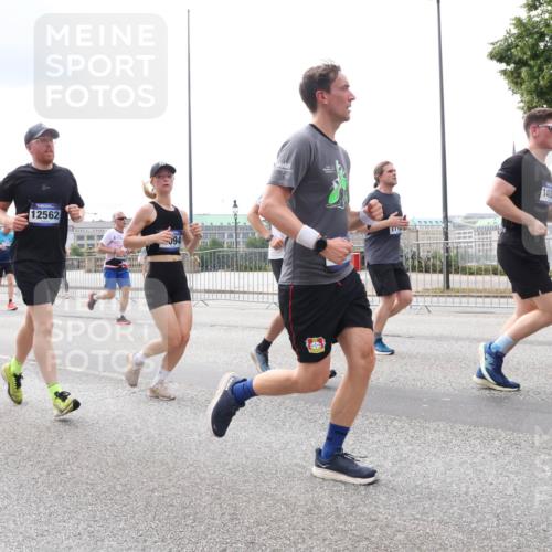 29.06.2025 - hella hamburg halbmarathon Lena Gebhardt http://msf.ph/oto/8247532 29.06.2025 10:34:02 Lombardsbrücke 1189, 1275, 1417, 1672, 1705, 1787, 1896, 2265, 2342, 2464, 2482, 2496, 2526, 2776, 2801, 2933, 3145, 3170, 3264, 3340, 3345, 3560, 3829, 3848, 4361, 4433, 4449, 4479, 4696, 4807, 4824, 4826, 4942, 5075, 5096, 5141, 5557, 5561, 5566, 5569, 5584, 5691, 5821, 5822, 5887, 6105, 6109, 6364, 6515, 6516, 6854, 6956, 7027, 7324, 7329, 7565, 7653, 8021, 8157, 8202, 8277, 8282, 8349, 8375, 8377, 8383, 8401, 8965, 9094, 9234, 9438, 9799, 9875, 9995, 10007, 10071, 10360, 10561, 11811 meine-sportfotos.de