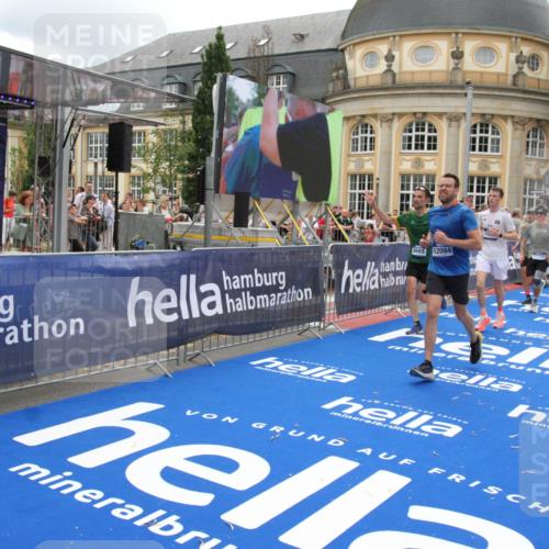 29.06.2025 - hella hamburg halbmarathon Michael Strokosch http://msf.ph/oto/8247535 29.06.2025 10:49:36 Ziel 2516, 2592, 2596, 2878, 2889, 5705, 8437, 8689, 8813, 9038, 9649, 11339, 11340, 11679, 11977, 12094, 13233, 14562, 15392, 15857, 16114, 16592, 16738, 17001, 18476, 18960 meine-sportfotos.de