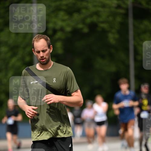 29.06.2025 - hella hamburg halbmarathon Dr. Thomas Lammeyer http://msf.ph/oto/8247561 29.06.2025 10:34:44 Kennedybrücke 1773, 2097, 2302, 2505, 2569, 3131, 6556, 6620, 7071, 7351, 7517, 8792, 9095, 9576, 9830, 9937, 10322, 10989, 10996 meine-sportfotos.de