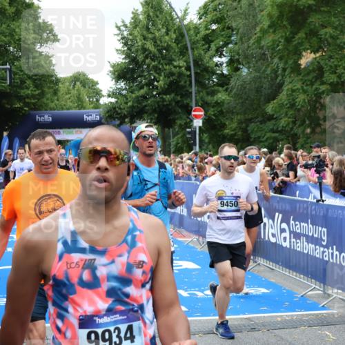 29.06.2025 - hella hamburg halbmarathon Zöllner http://msf.ph/oto/8247565 29.06.2025 10:57:28 Ziel 3435, 5926, 6272, 6281, 6302, 8393, 9450, 9727, 12144, 12590, 13394, 13664, 15695, 16093, 16830, 17160, 17758, 17828 meine-sportfotos.de