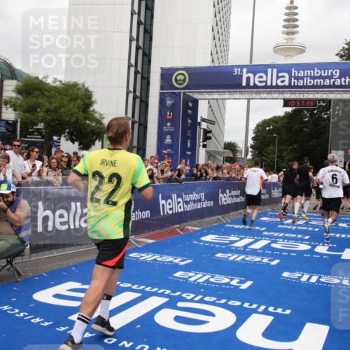 29.06.2025 - hella hamburg halbmarathon Michael Strokosch http://msf.ph/oto/8247566 29.06.2025 10:57:34 Ziel 2236, 3435, 4502, 5015, 5134, 5728, 6281, 6302, 8393, 9727, 12144, 13245, 13394, 15695, 16093, 17758, 17828 meine-sportfotos.de