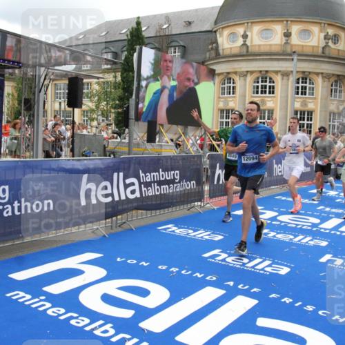 29.06.2025 - hella hamburg halbmarathon Michael Strokosch http://msf.ph/oto/8247579 29.06.2025 10:49:36 Ziel 2516, 2592, 2596, 2878, 2889, 5705, 8437, 8689, 8813, 9038, 9649, 11339, 11340, 11679, 11977, 12094, 13233, 14562, 15392, 15857, 16114, 16592, 16738, 17001, 18476, 18960 meine-sportfotos.de
