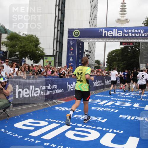 29.06.2025 - hella hamburg halbmarathon Michael Strokosch http://msf.ph/oto/8247584 29.06.2025 10:57:35 Ziel 2236, 2652, 3435, 4502, 5015, 5134, 5457, 5458, 5728, 6281, 6302, 8393, 12144, 13245, 13394, 15695, 16093, 17758, 17828 meine-sportfotos.de