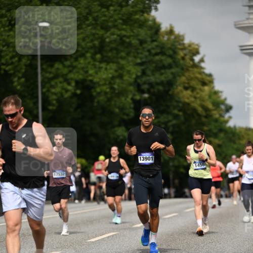 29.06.2025 - hella hamburg halbmarathon Dr. Thomas Lammeyer http://msf.ph/oto/8247601 29.06.2025 10:14:17 Kennedybrücke 1052, 1186, 1456, 1483, 1513, 4389, 7058, 7250, 7685, 8090, 8685, 8890, 9681, 9816, 9988, 11027, 11180 meine-sportfotos.de