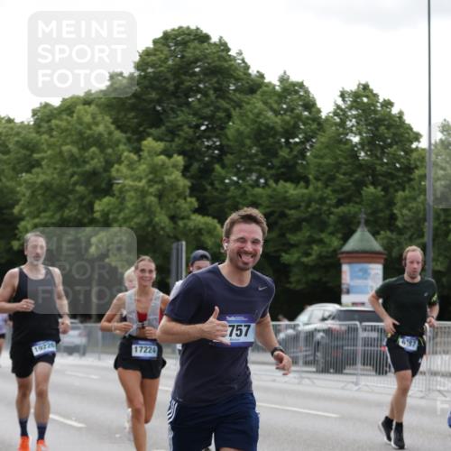 29.06.2025 - hella hamburg halbmarathon Jannik Wohlers http://msf.ph/oto/8247603 29.06.2025 10:30:40 Lombardsbrücke 1773, 2097, 2268, 3131, 4561, 6195, 6620, 6787, 7351, 8072, 8073, 8757, 9576, 10989, 11981, 11988, 12384, 12627, 14095, 14803, 15466, 15589, 17224, 17463, 17509, 17742, 17966, 19052, 19226 meine-sportfotos.de