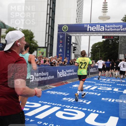 29.06.2025 - hella hamburg halbmarathon Michael Strokosch http://msf.ph/oto/8247605 29.06.2025 10:57:35 Ziel 2236, 2652, 3435, 4502, 5015, 5134, 5457, 5458, 5728, 6281, 6302, 8393, 12144, 13245, 13394, 15695, 16093, 17758, 17828 meine-sportfotos.de