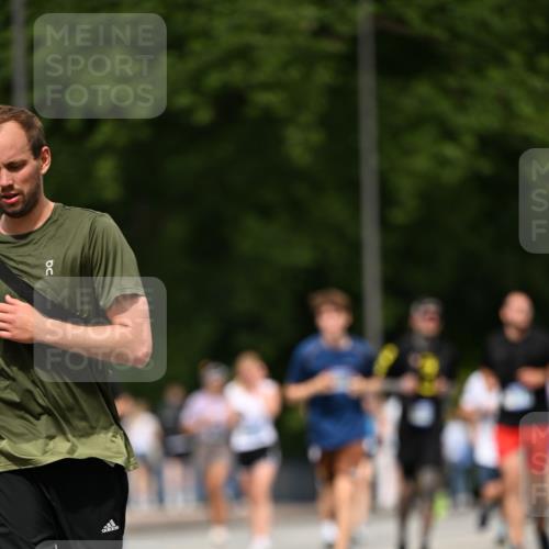 29.06.2025 - hella hamburg halbmarathon Dr. Thomas Lammeyer http://msf.ph/oto/8247642 29.06.2025 10:34:44 Kennedybrücke 1773, 2097, 2302, 2505, 2569, 3131, 6556, 6620, 7071, 7351, 7517, 8792, 9095, 9576, 9830, 9937, 10322, 10989, 10996 meine-sportfotos.de