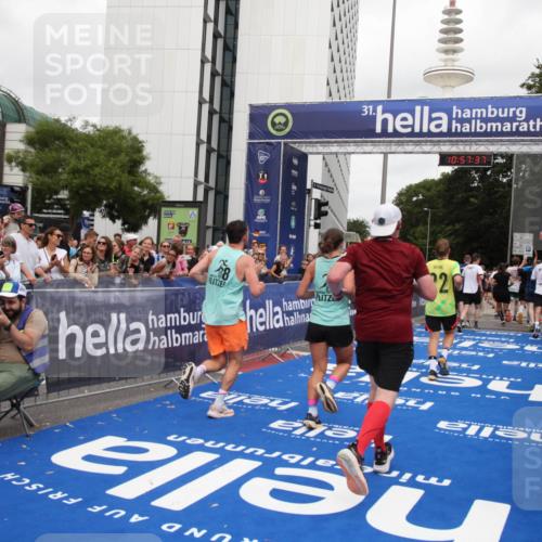 29.06.2025 - hella hamburg halbmarathon Michael Strokosch http://msf.ph/oto/8247647 29.06.2025 10:57:36 Ziel 1239, 2236, 2652, 3435, 4502, 5015, 5134, 5457, 5458, 5728, 6281, 6302, 8393, 12144, 13245, 14571, 15695, 16093, 17758 meine-sportfotos.de