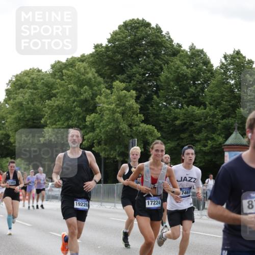 29.06.2025 - hella hamburg halbmarathon Jannik Wohlers http://msf.ph/oto/8247648 29.06.2025 10:30:41 Lombardsbrücke 1773, 1979, 2097, 3131, 4561, 5437, 6057, 6195, 6620, 6787, 7351, 8072, 8073, 8757, 9576, 10989, 11981, 11988, 12384, 12627, 14095, 15466, 15589, 17224, 17463, 17509, 17587, 17742, 17966, 19052, 19226 meine-sportfotos.de