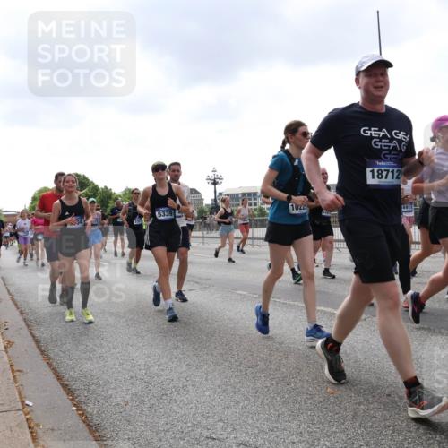 29.06.2025 - hella hamburg halbmarathon Lena Gebhardt http://msf.ph/oto/8247680 29.06.2025 10:45:33 Lombardsbrücke 1033, 1060, 1085, 1104, 1685, 1713, 1798, 1854, 1983, 2008, 2216, 2217, 2522, 2550, 2657, 2664, 2917, 2965, 2973, 3160, 3164, 3357, 3377, 3879, 3993, 4099, 4102, 4186, 4224, 4306, 4317, 4337, 4388, 4504, 4820, 4851, 5044, 5099, 5108, 5190, 5339, 5635, 5636, 5949, 6133, 6150, 6509, 6623, 6763, 6788, 6911, 6922, 6980, 7268, 7283, 7530, 7541, 7699, 7859, 7912, 8594, 8605, 8745, 8762, 9620, 10030, 10182, 10225, 10327, 10329, 10367, 11314, 12332, 12334 meine-sportfotos.de