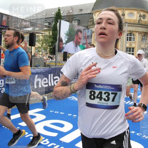 29.06.2025 - hella hamburg halbmarathon Michael Strokosch http://msf.ph/oto/8247699 29.06.2025 10:49:37 Ziel 2516, 2592, 2596, 2889, 2937, 5705, 8437, 8689, 8813, 9038, 9649, 11340, 11679, 11977, 12094, 13233, 14562, 15392, 15857, 16114, 16592, 16738, 17001 meine-sportfotos.de