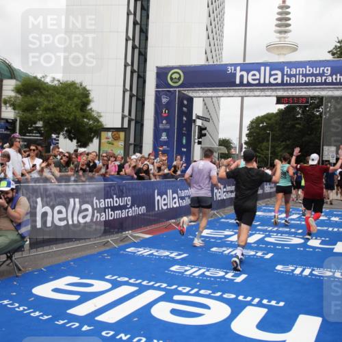 29.06.2025 - hella hamburg halbmarathon Michael Strokosch http://msf.ph/oto/8247706 29.06.2025 10:57:38 Ziel 1239, 2236, 2652, 4502, 5015, 5134, 5457, 5458, 5728, 12144, 13245, 14571, 14951, 15220, 17769, 17814 meine-sportfotos.de
