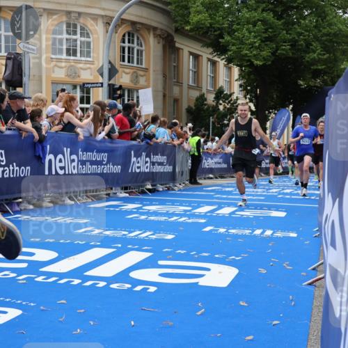 29.06.2025 - hella hamburg halbmarathon Strokosch-Dieckow http://msf.ph/oto/8247711 29.06.2025 10:39:12 Ziel 1445, 2044, 3282, 4565, 4759, 5752, 6037, 6686, 6687, 8319, 8925, 11305, 11619, 12046, 12137, 13479, 13729, 14311, 15556, 16656, 17646, 17668, 18149, 18547 meine-sportfotos.de