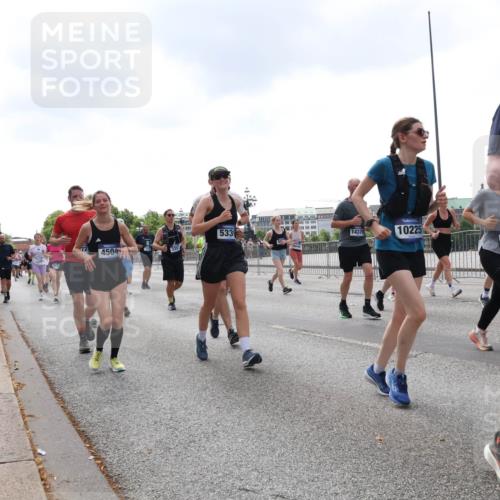 29.06.2025 - hella hamburg halbmarathon Lena Gebhardt http://msf.ph/oto/8247775 29.06.2025 10:45:33 Lombardsbrücke 1033, 1060, 1085, 1104, 1685, 1713, 1798, 1854, 1983, 2008, 2216, 2217, 2522, 2550, 2657, 2664, 2917, 2965, 2973, 3160, 3164, 3357, 3377, 3879, 3993, 4099, 4102, 4186, 4224, 4306, 4317, 4337, 4388, 4504, 4820, 4851, 5044, 5099, 5108, 5190, 5339, 5635, 5636, 5949, 6133, 6150, 6509, 6623, 6763, 6788, 6911, 6922, 6980, 7268, 7283, 7530, 7541, 7699, 7859, 7912, 8594, 8605, 8745, 8762, 9620, 10030, 10182, 10225, 10327, 10329, 10367, 11314, 12332, 12334 meine-sportfotos.de