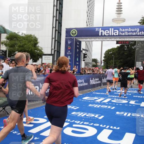 29.06.2025 - hella hamburg halbmarathon Michael Strokosch http://msf.ph/oto/8247797 29.06.2025 10:57:39 Ziel 1239, 2236, 2606, 2652, 4502, 5015, 5134, 5457, 5458, 5728, 13245, 14571, 14951, 15220, 17769, 17814 meine-sportfotos.de