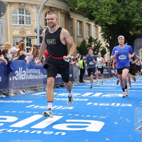 29.06.2025 - hella hamburg halbmarathon Strokosch-Dieckow http://msf.ph/oto/8247804 29.06.2025 10:39:14 Ziel 2044, 3282, 4565, 5752, 6037, 8319, 8925, 11305, 12046, 13479, 13729, 14311, 14359, 15556, 15866, 16656, 17646, 17668, 18149, 18547 meine-sportfotos.de
