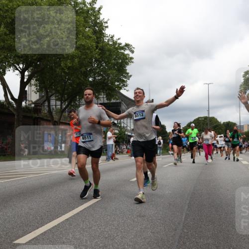 29.06.2025 - hella hamburg halbmarathon Yannick Fuchs http://msf.ph/oto/8247810 29.06.2025 10:47:48 20KM 1030, 1151, 1267, 1422, 1502, 1727, 1870, 2058, 2070, 2354, 2518, 2630, 3096, 3103, 3819, 5020, 5259, 5638, 5866, 6294, 6374, 6481, 6511, 6512, 6629, 6762, 6942, 7274, 7395, 7478, 7918, 8285, 8335, 8394, 8447, 9380, 9791, 9922, 11068, 11430, 11844, 12321, 12379, 12607, 12632, 12909, 13032, 13033, 13397, 13794, 13865, 13912, 14702, 15146, 15441, 15502, 15838, 15856, 15946, 16477, 16780, 17348, 17482, 18143, 18308, 18418, 18487, 18514, 18612, 19067 meine-sportfotos.de