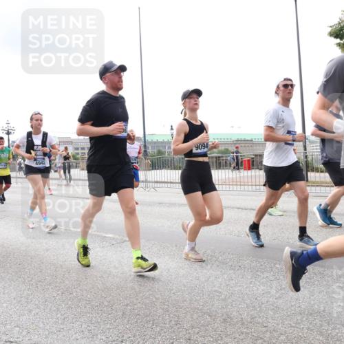 29.06.2025 - hella hamburg halbmarathon Lena Gebhardt http://msf.ph/oto/8247832 29.06.2025 10:34:02 Lombardsbrücke 1189, 1275, 1417, 1672, 1705, 1787, 1896, 2265, 2342, 2464, 2482, 2496, 2526, 2776, 2801, 2933, 3145, 3170, 3264, 3340, 3345, 3560, 3829, 3848, 4361, 4433, 4449, 4479, 4696, 4807, 4824, 4826, 4942, 5075, 5096, 5141, 5557, 5561, 5566, 5569, 5584, 5691, 5821, 5822, 5887, 6105, 6109, 6364, 6515, 6516, 6854, 6956, 7027, 7324, 7329, 7565, 7653, 8021, 8157, 8202, 8277, 8282, 8349, 8375, 8377, 8383, 8401, 8965, 9094, 9234, 9438, 9799, 9875, 9995, 10007, 10071, 10360, 10561, 11811 meine-sportfotos.de
