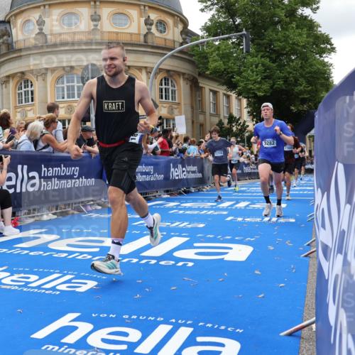 29.06.2025 - hella hamburg halbmarathon Strokosch-Dieckow http://msf.ph/oto/8247836 29.06.2025 10:39:14 Ziel 2044, 3282, 4565, 5752, 6037, 8319, 8925, 11305, 12046, 13479, 13729, 14311, 14359, 15556, 15866, 16656, 17646, 17668, 18149, 18547 meine-sportfotos.de
