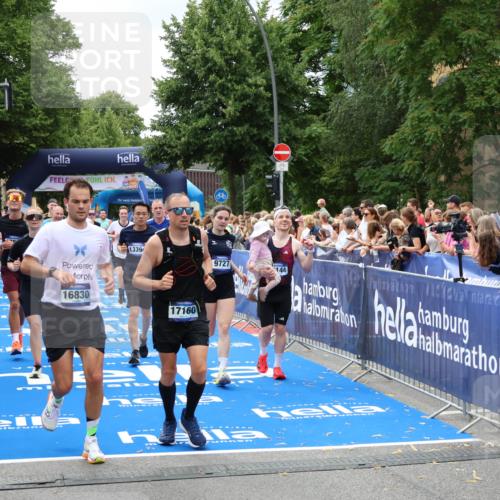 29.06.2025 - hella hamburg halbmarathon Zöllner http://msf.ph/oto/8247845 29.06.2025 10:57:31 Ziel 3435, 5015, 5134, 5728, 6281, 6302, 8393, 9727, 12144, 13245, 13394, 15695, 16093, 16830, 17160, 17758, 17828 meine-sportfotos.de